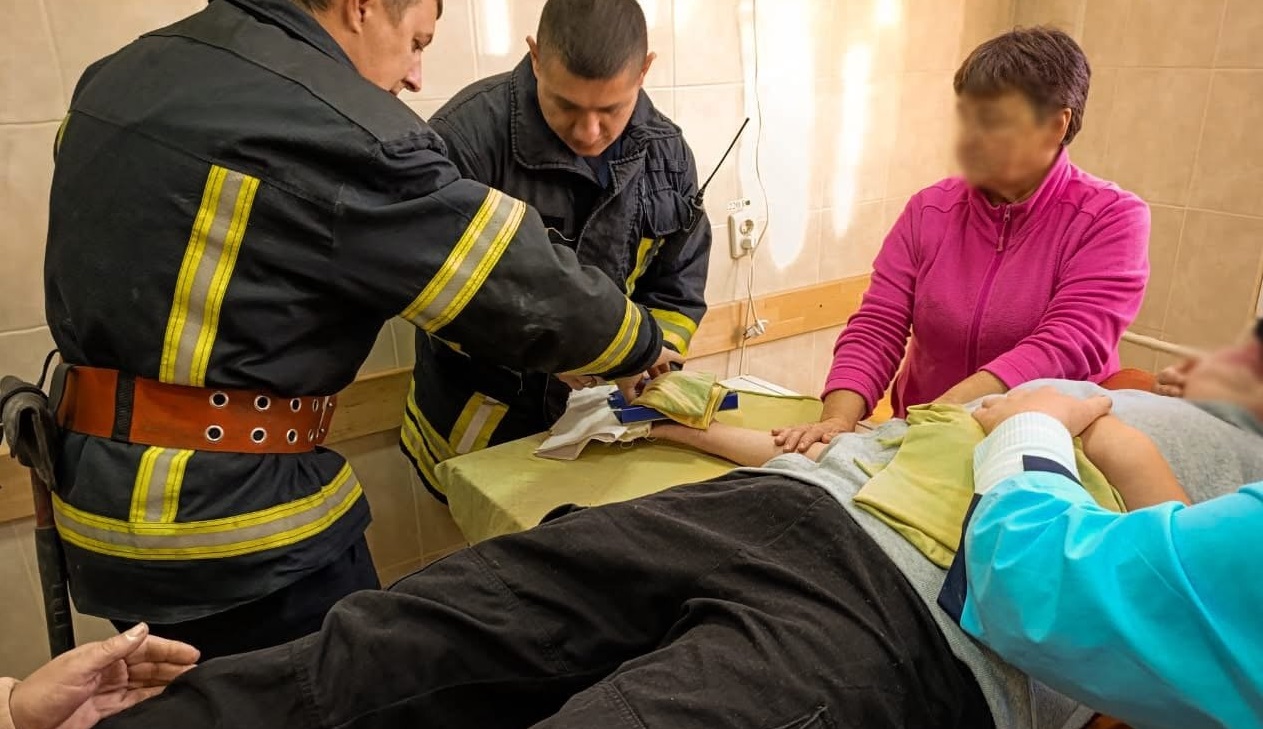 В Іршаві рятувальники звільнили хлопчика, який застряг пальцем у гойдалці (ФОТО)