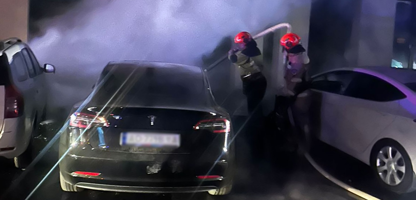 В Ужгороді згоріла Tesla Model 3 (ФОТО)