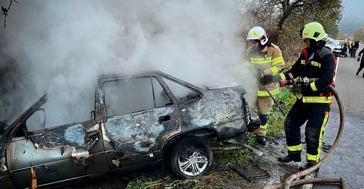 На Мукачівщині під час руху загорівся легковик (ФОТО)