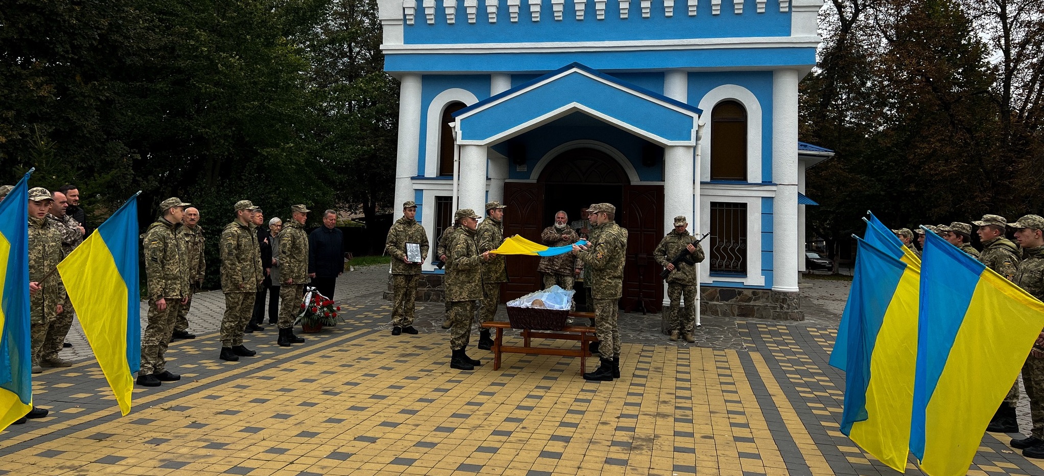 У Мукачеві попрощалися із захисником Максимом Власенком (ФОТО)