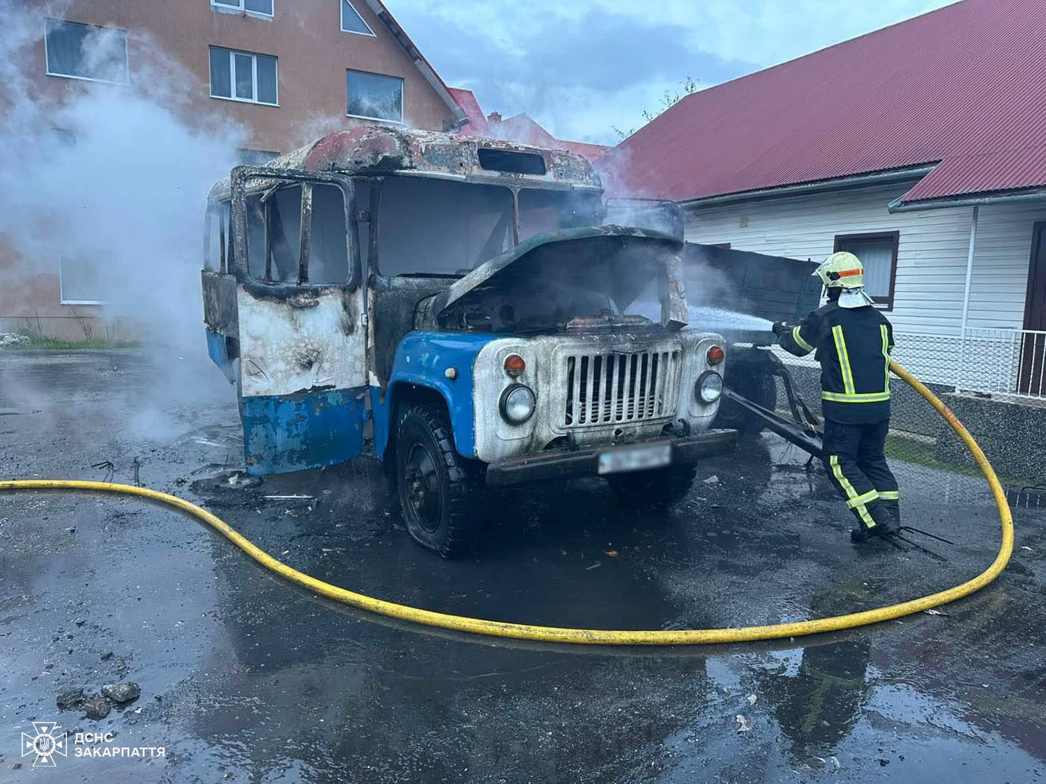 На підприємстві Тячівщини загорівся автобус (ФОТО)