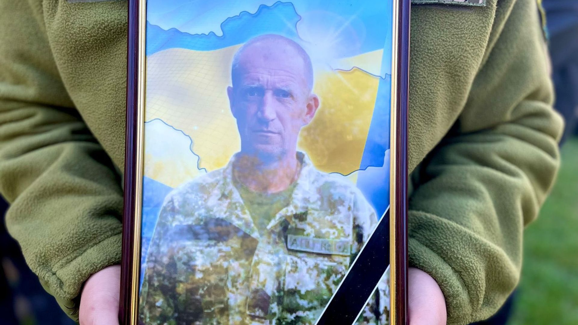 У Кленовці попрощалися з полеглим на війні з рф прикордонником Михайлом Пачкалом (ФОТО)