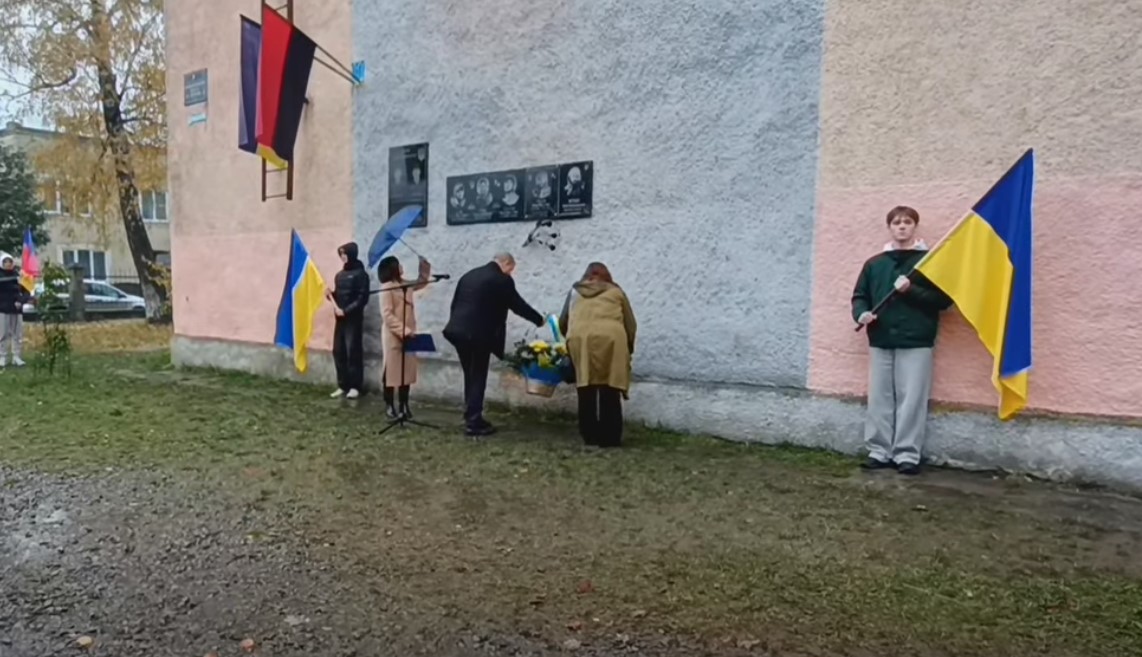 Дев’ять Героїв Рахівщини увічнені на меморіальних дошках (ФОТО)