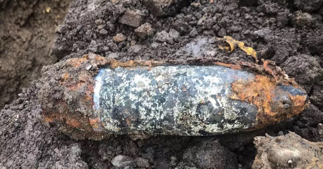 В Ужгороді під час земельних робіт знайшли артилерійський снаряд часів Другої світової (ФОТО)