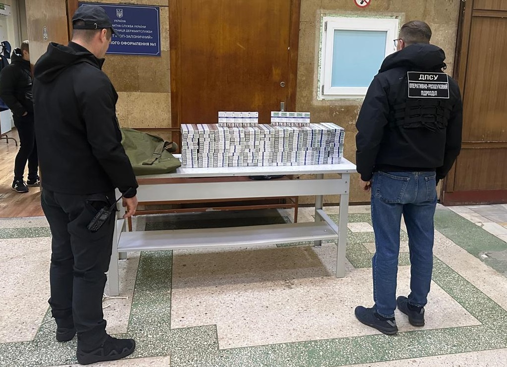 У Чопі пасажиркам "сповільненого" потягу, що прямував в угорщину, через вікно закинули 1120 пачок сигарет (ФОТО)