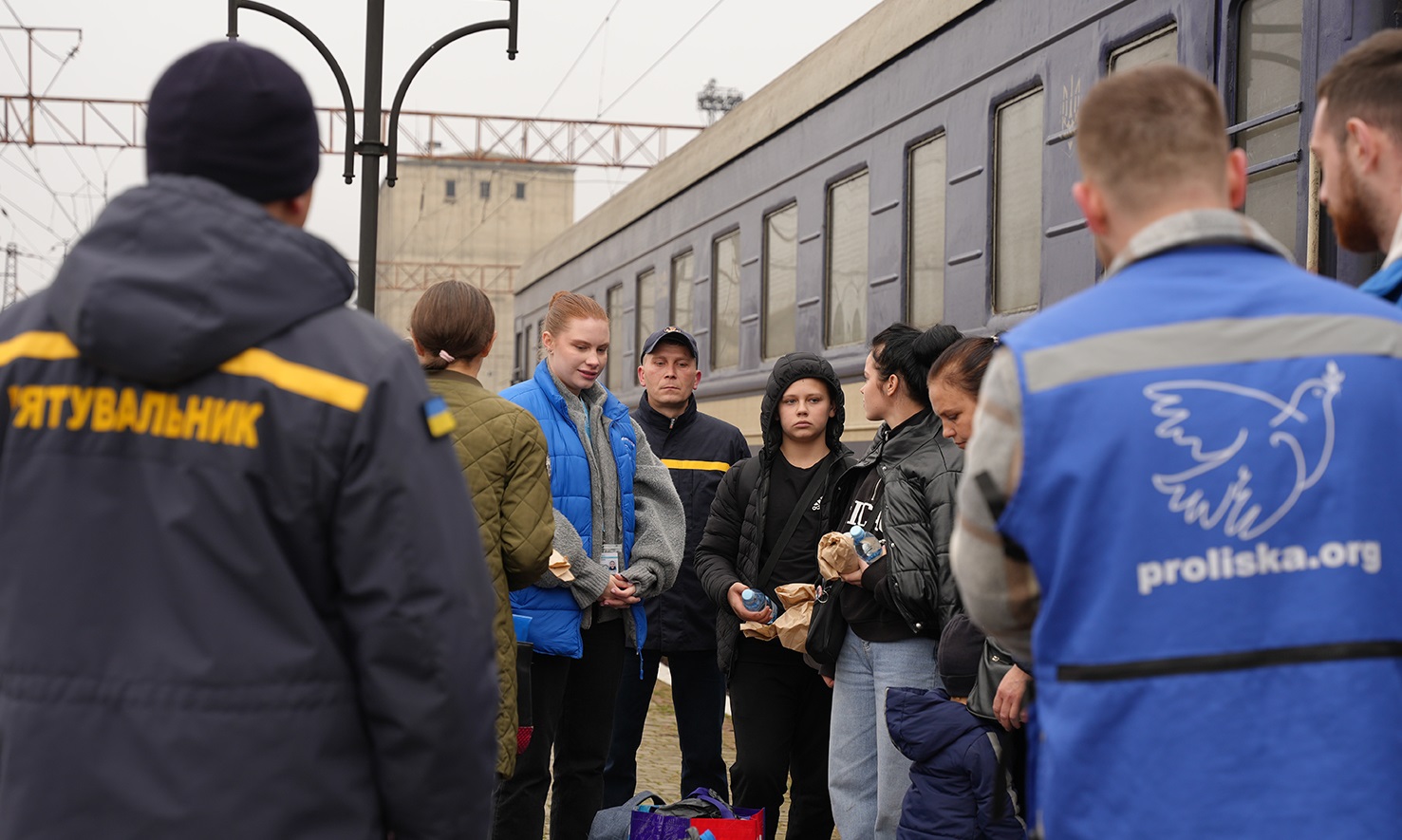Закарпатці зустріли евакуаційний поїзд із Дніпропетровщини(ФОТО)