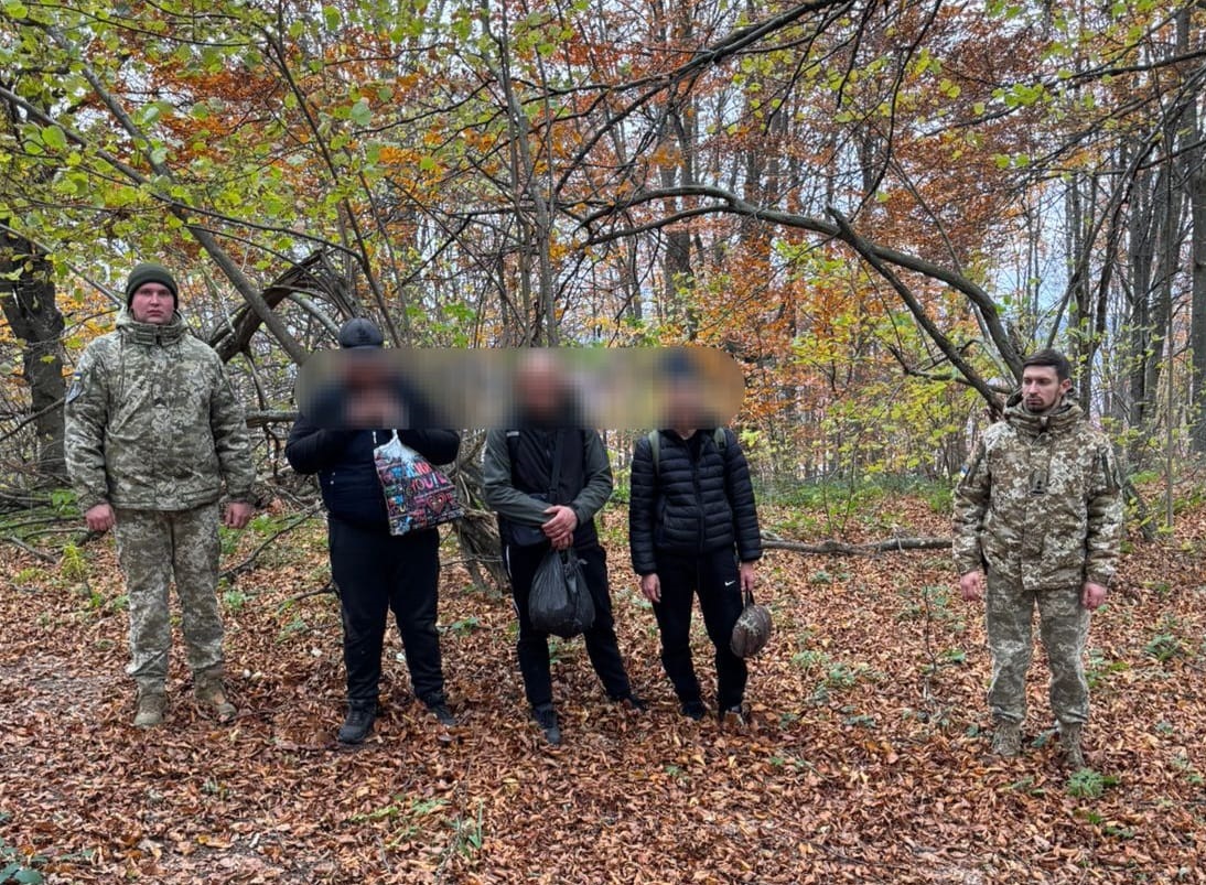 На Закарпатті 3-х жителів Дніпропетровщини, що прямували до Словаччини, "зафіксували" на маршруті вартістю $3000 (ФОТО, ВІДЕО)
