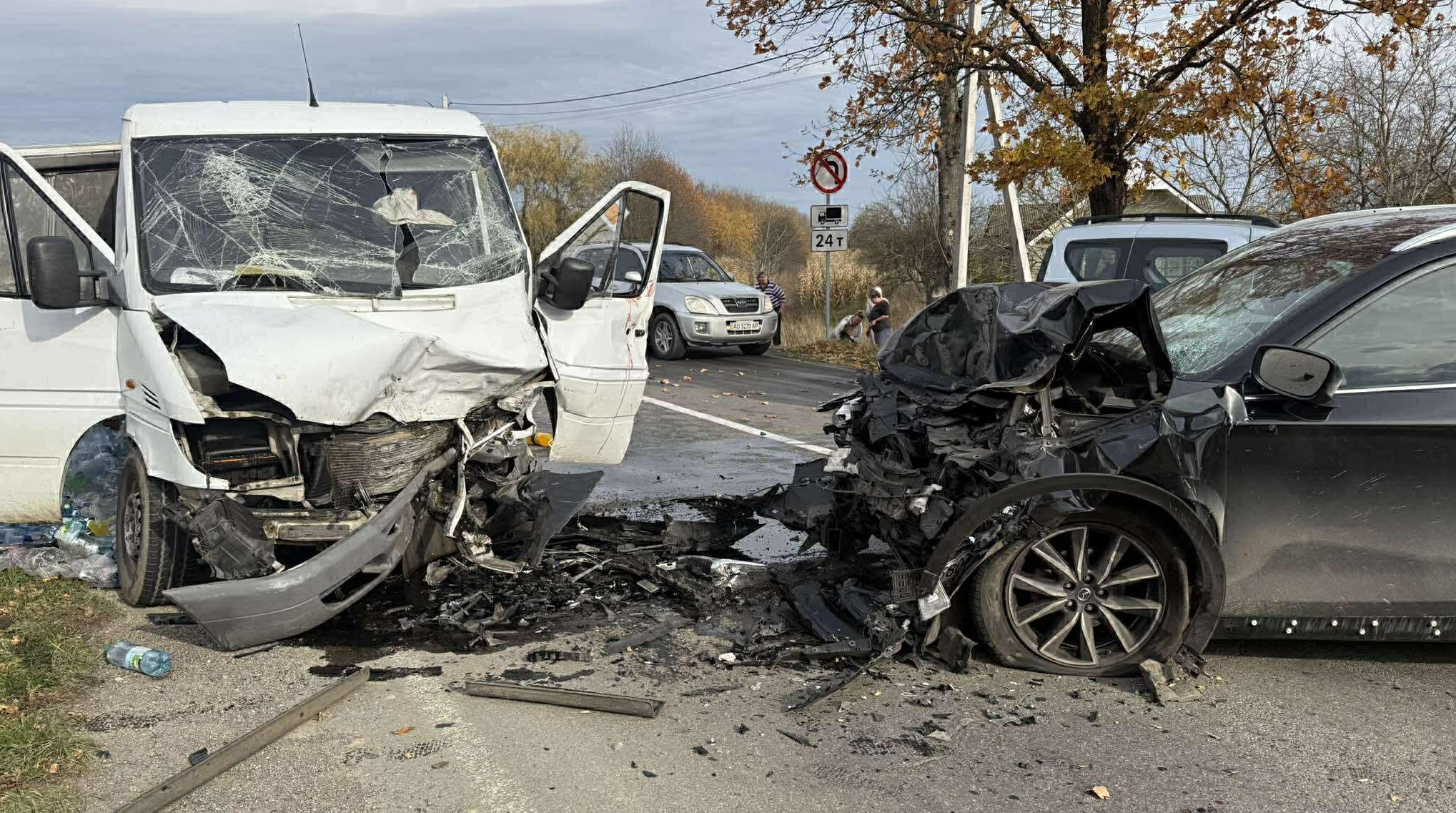 На в’їзді у село Гать зіткнулися легковик і мікроавтобус (ФОТО)