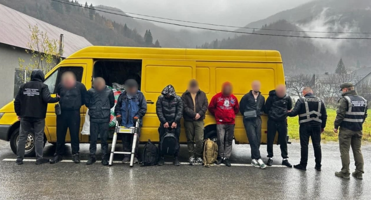 На Рахівщині викрили групу переправників, які ховали ухилянтів під будматеріалами в мікроавтобусі (ФОТО)