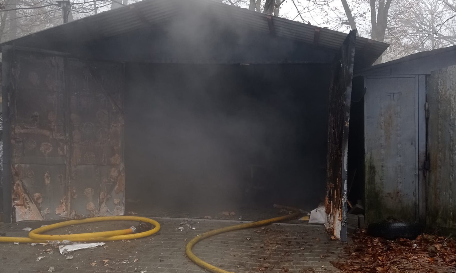 На Мукачівщині рятувальники загасили пожежу в гаражі (ФОТО)