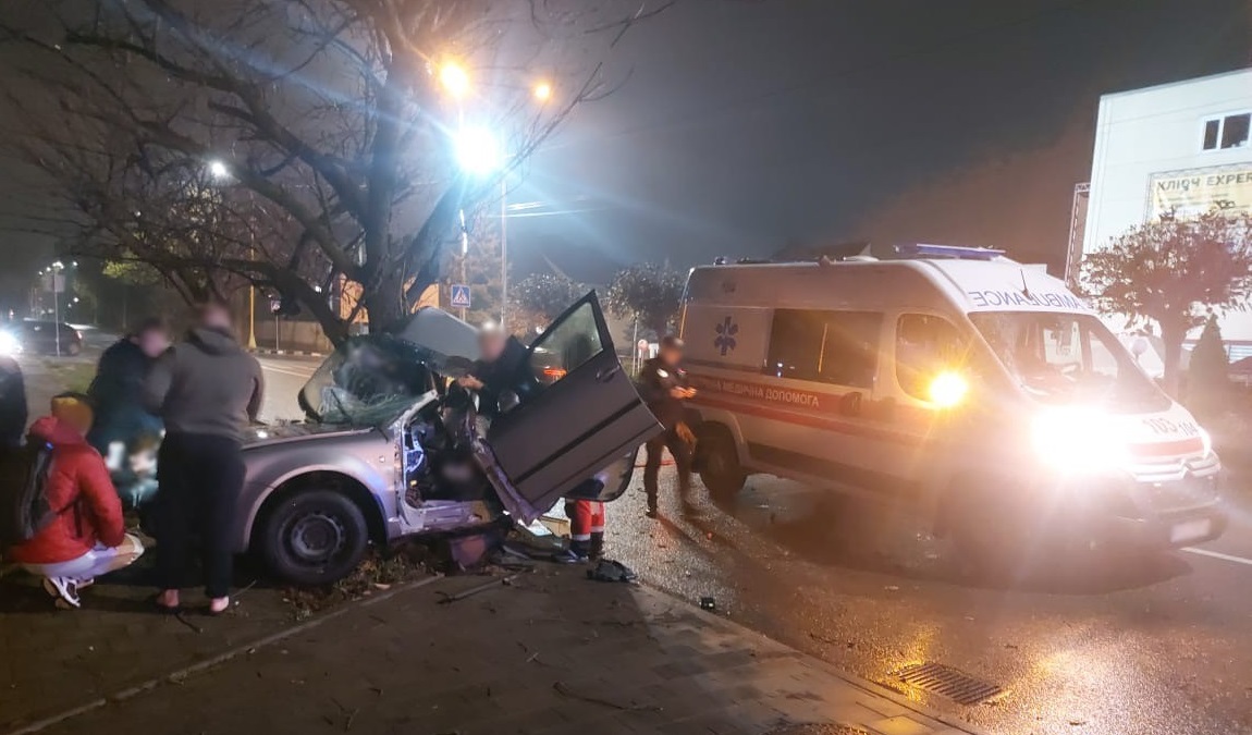 Поліція оприлюднила подробиці нічної смертельної ДТП в Ужгороді (ФОТО)