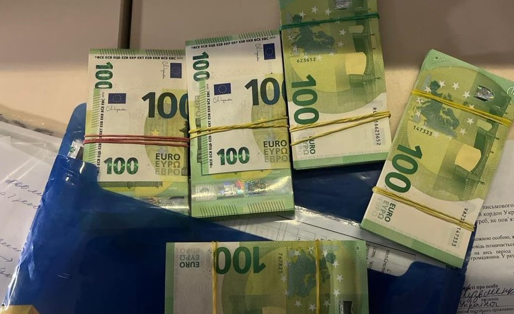 Ужгородські митники вилучили незадекларовані 20 тис. євро у харків’янина (ФОТО)