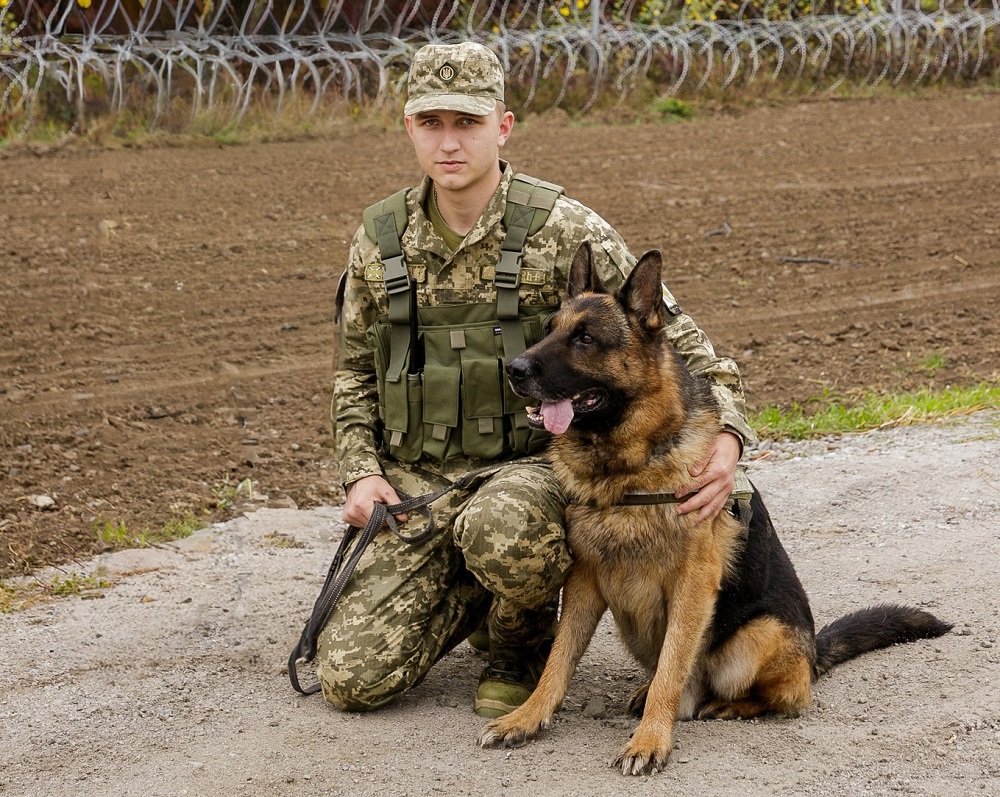Кінолога Чопського прикордонного загону Андрія Сливоцького та його вівчарку Вайка відзначили на всеукраїнській церемонії "Чотирилапі захисники"