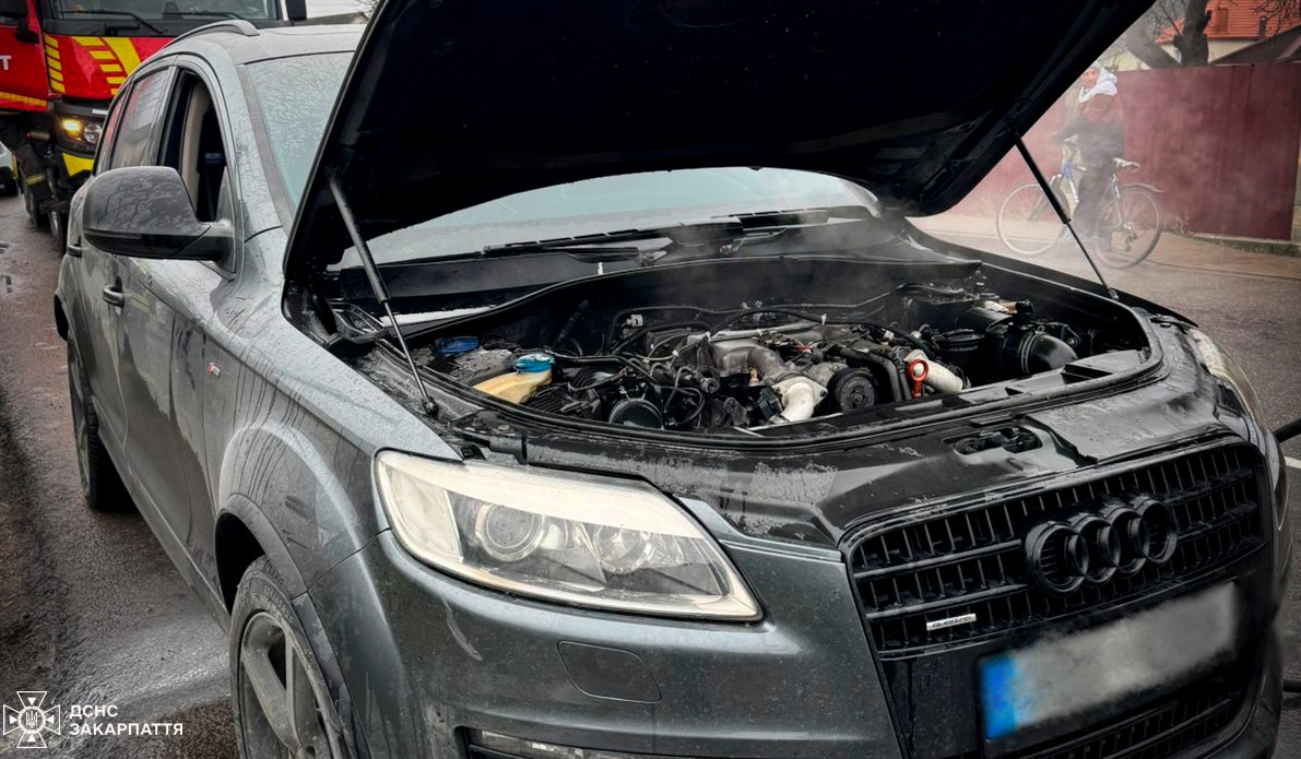 У селі Іза на Хустщині на ходу спалахнула Audi Q7 (ФОТО)