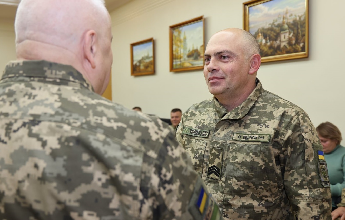 Герой «Азовсталі» з Мукачівського прикордонного загону отримав державну нагороду (ФОТО)