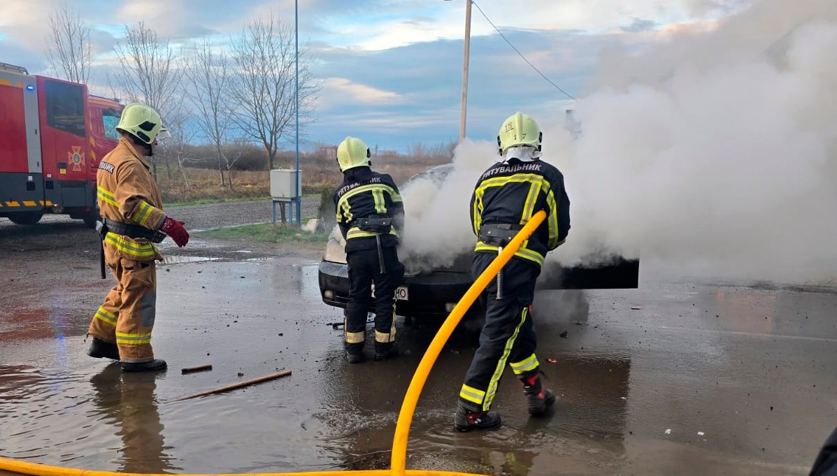 На Берегівщині авто загорілося просто під час руху (ФОТО)