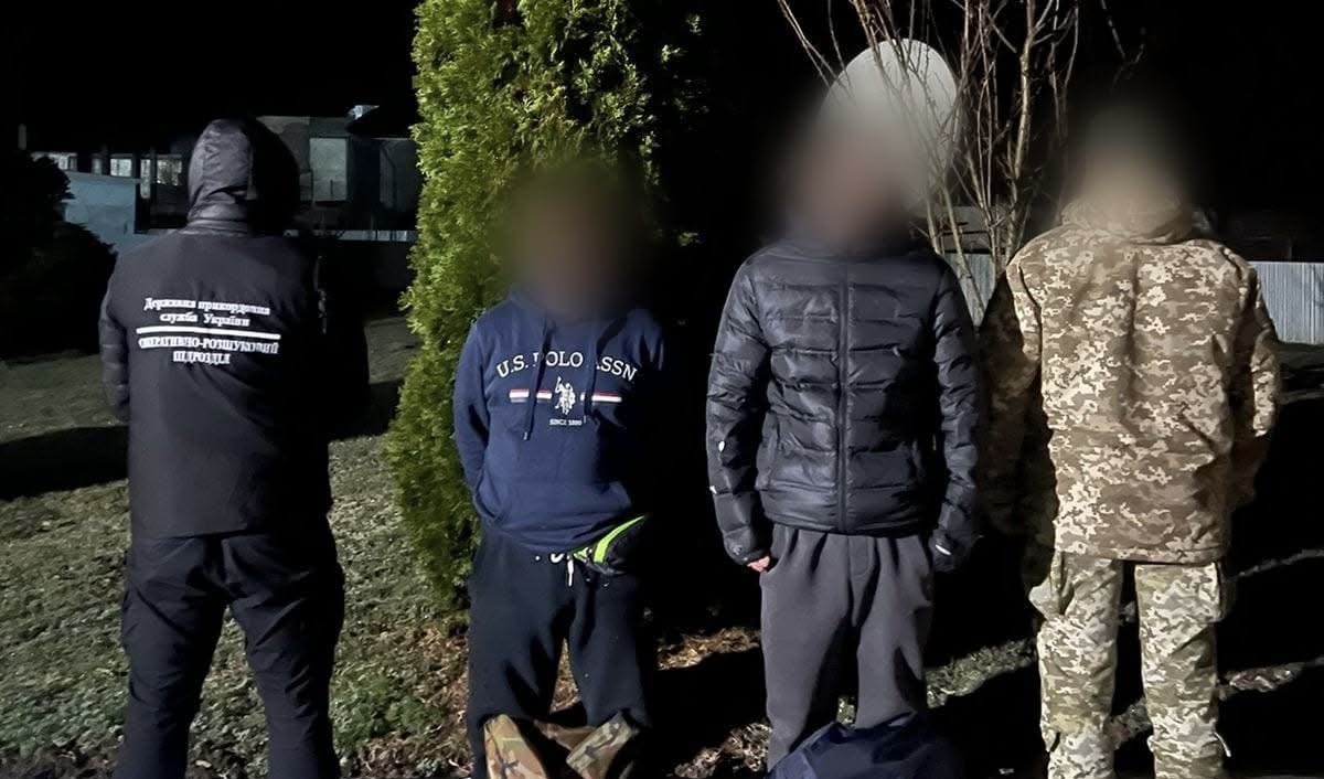 На Закарпатті прикордонники затримали двох порушників та їхнього переправника (ФОТО)
