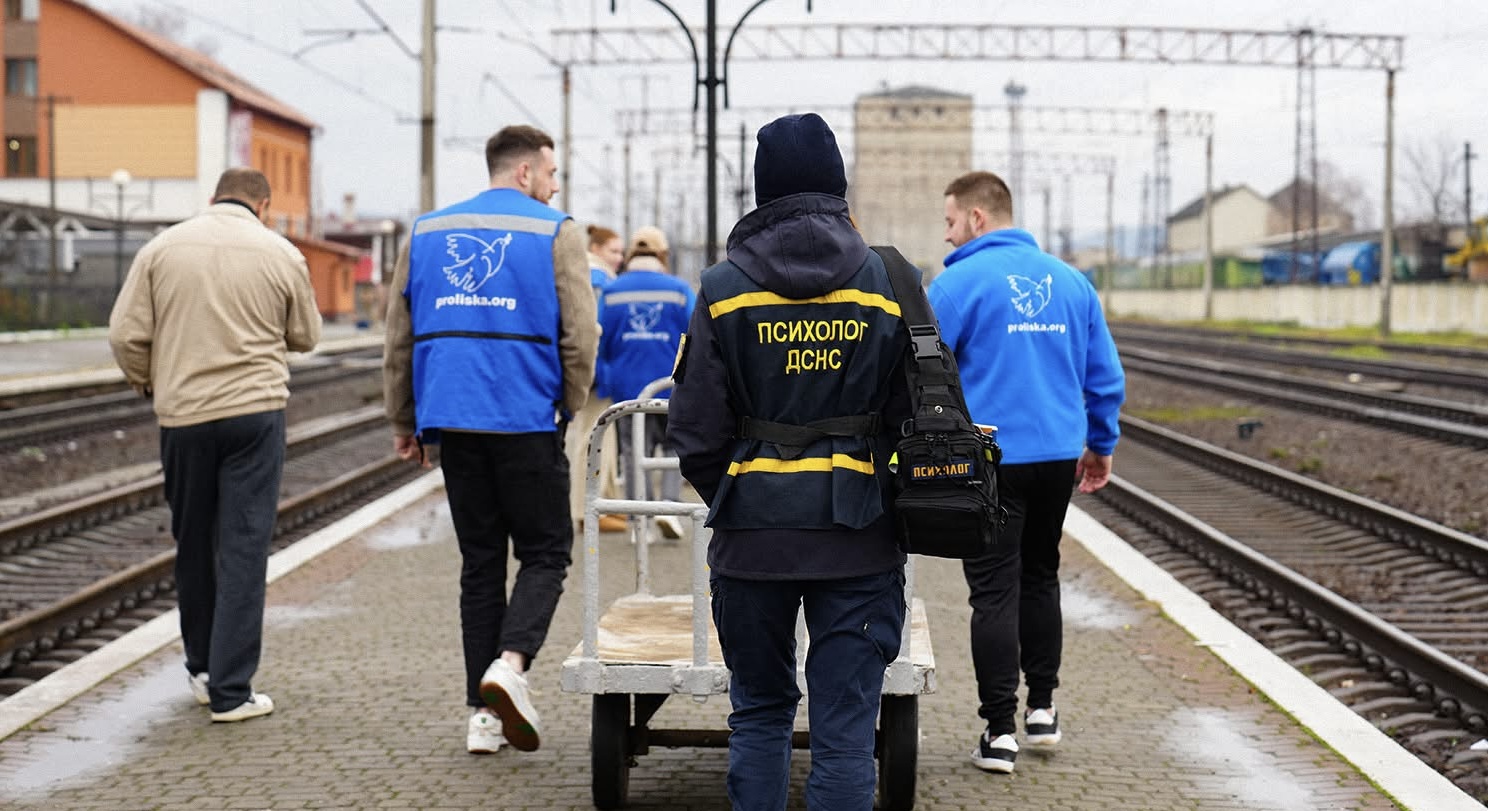 До Мукачева прибув евакуаційний потяг із родинами переселенців (ФОТО)