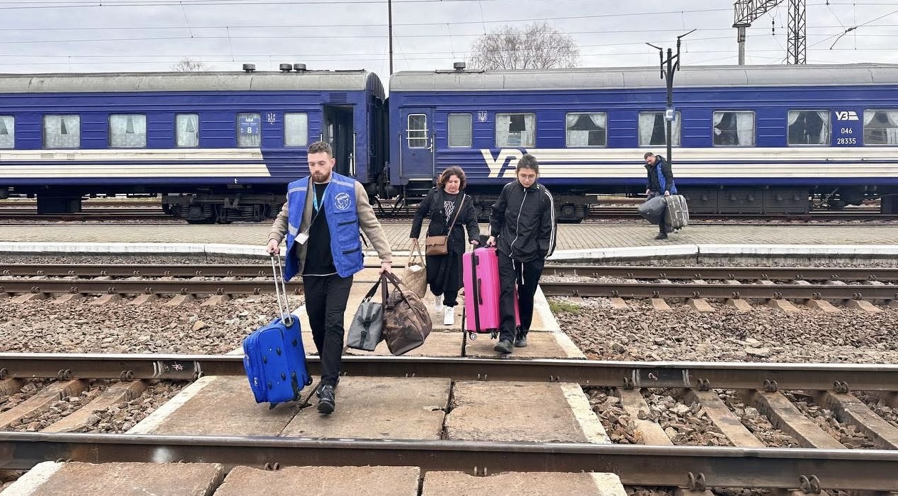 У Мукачеві зустріли евакуйовану родину з Дніпропетровщини (ФОТО)