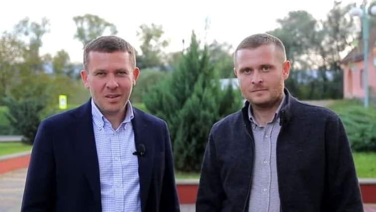 Нардеп Іван Крулько (зліва) та депутат Закарпатської облради Василь Крулько (справа)