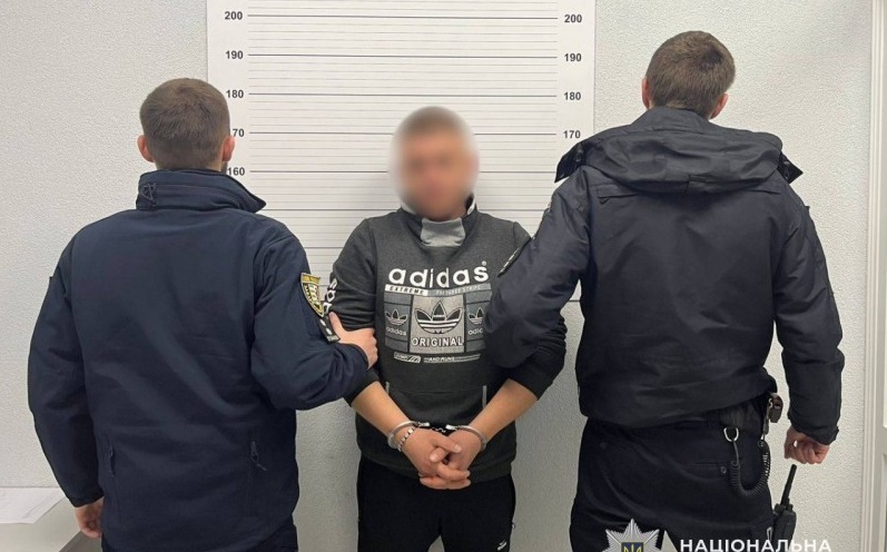 В Ужгороді затримали чоловіка, який побив охоронця магазину до втрати свідомості (ФОТО)