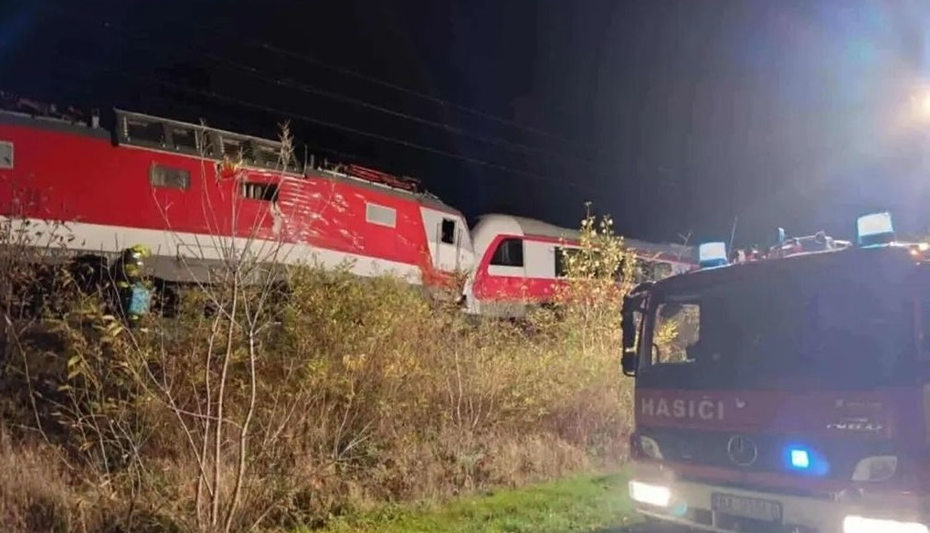 Експрес із Кошиць врізався у регіональний потяг поблизу Братислави (ФОТО)