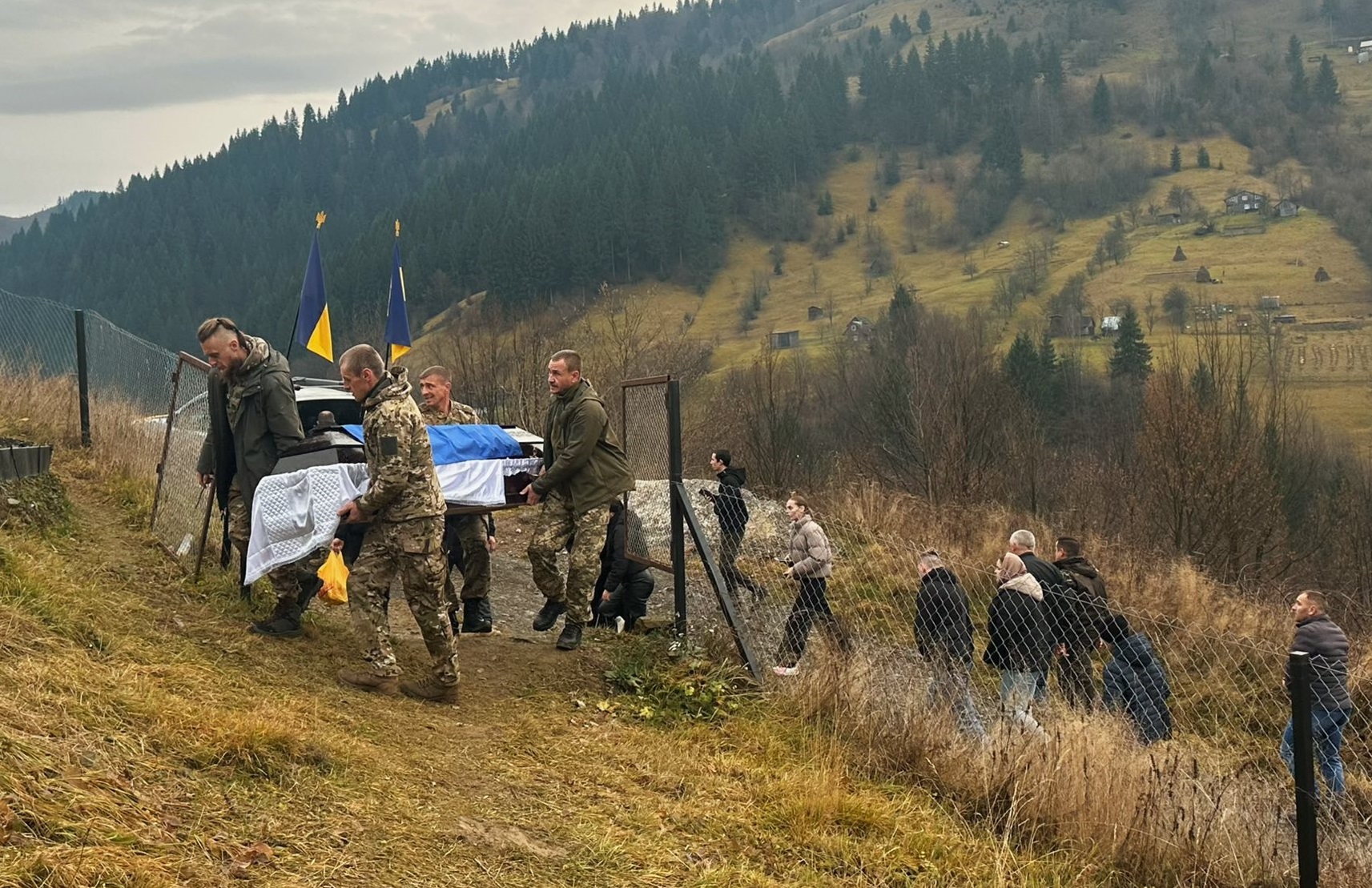 У селі Видричка на Рахівщині попрощалися із полеглим захисником Степаном Павлючком (ФОТО)