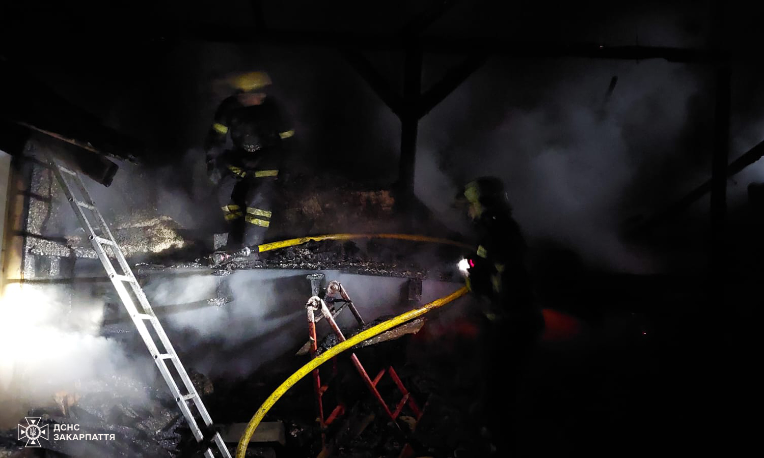 На Закарпатті ліквідували масштабну пожежу на території Свято-Покровського монастиря (ФОТО)