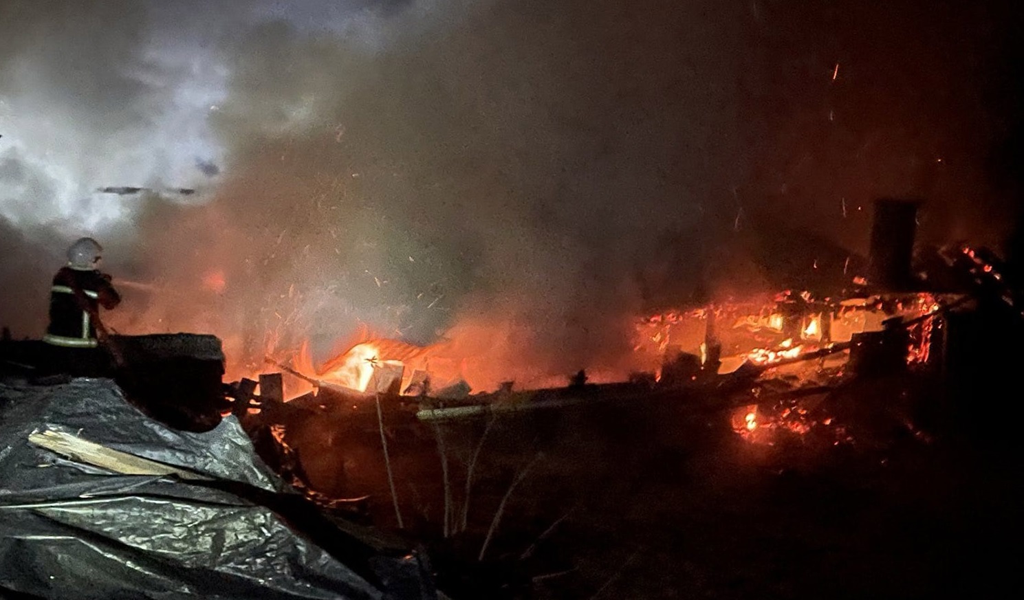 На Тячівщині пожежа знищила покрівлю, сіно та трактор на площі близько 140 кв. м (ФОТО)