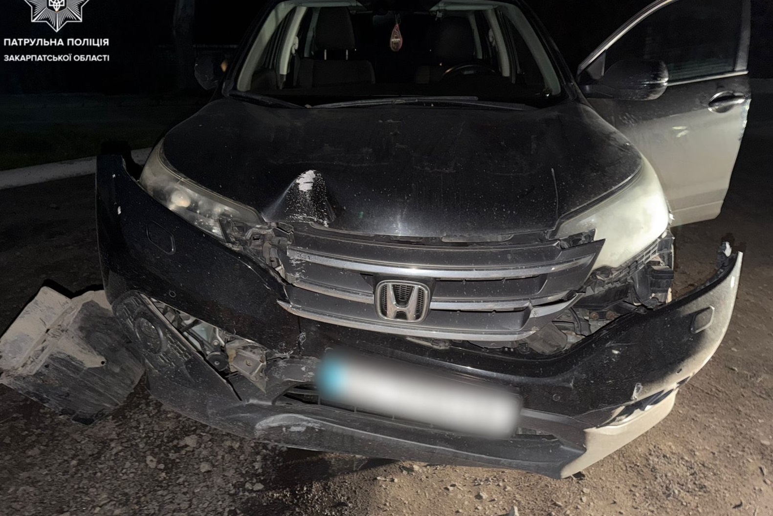 В Ужгороді п'яний водій зніс електроопору та втік після ДТП (ФОТО)