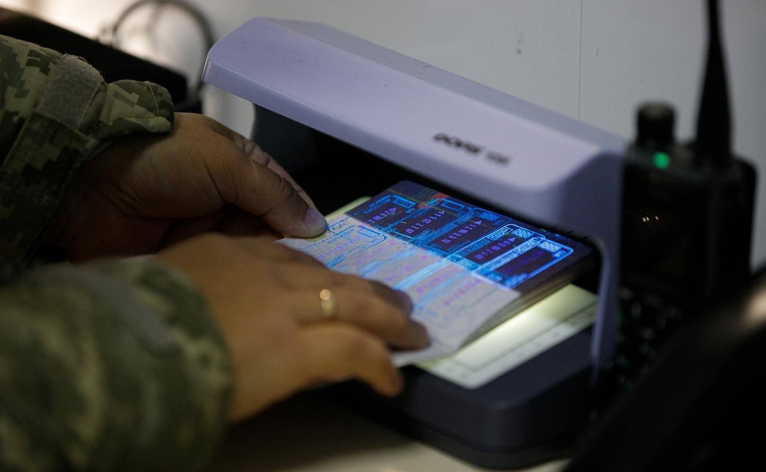 На Закарпатті прикордонники викрили 44-річного чоловіка з фальшивими документами (ФОТО)