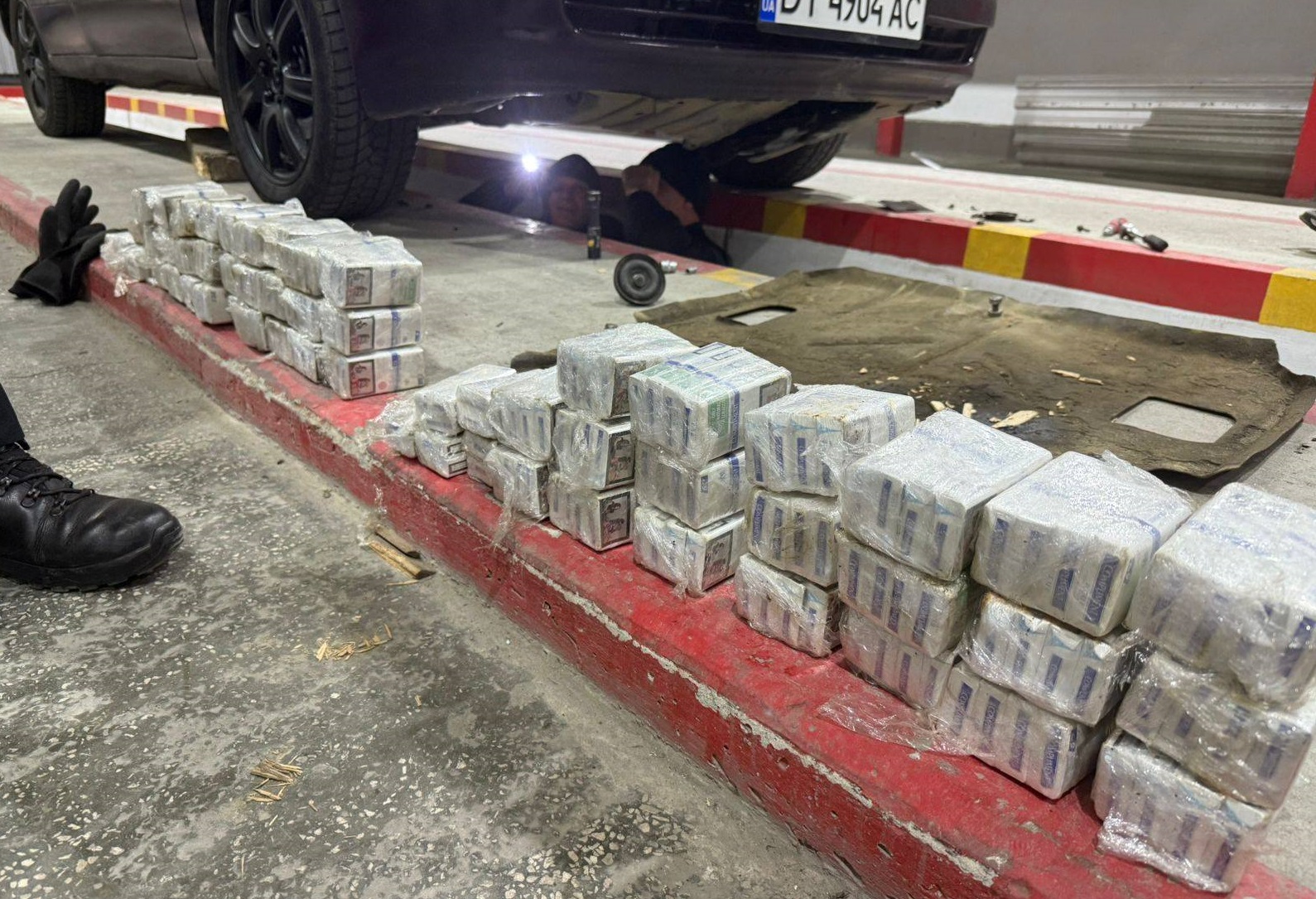 Закарпатські прикордонники виявили безакцизні сигарети у сховку автомобіля (ФОТО)