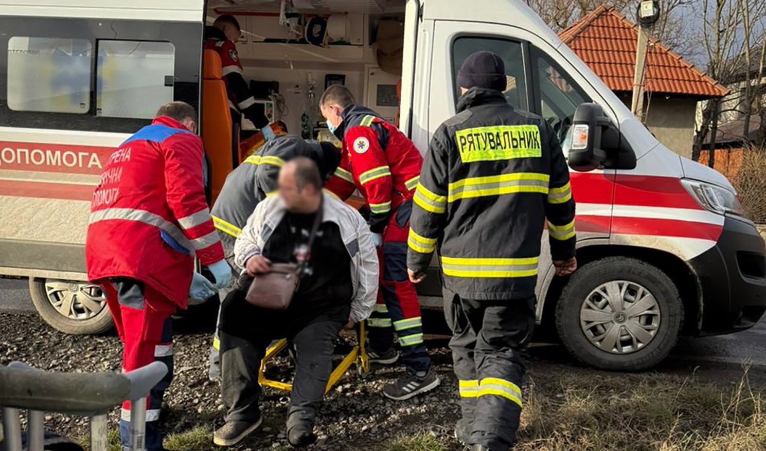 У селі Невицьке вогнеборці врятували чоловіка, який під час пожежі отруївся чадним газом (ФОТО)