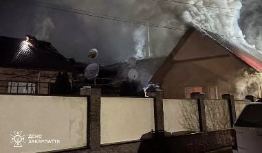 На Хустщині рятувальники ліквідували масштабну пожежу в оселі (ФОТО)