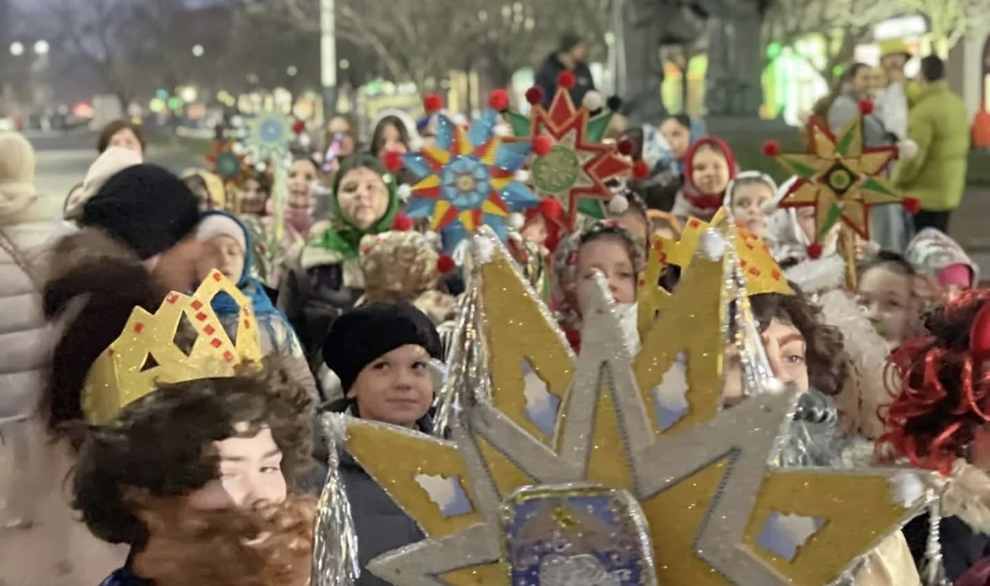 У центрі Мукачева відбулося різдвяне колядування на підтримку ЗСУ (ФОТО)