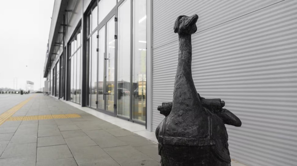 У Мукачеві встановили четвертого бронзового гусака (ФОТО)