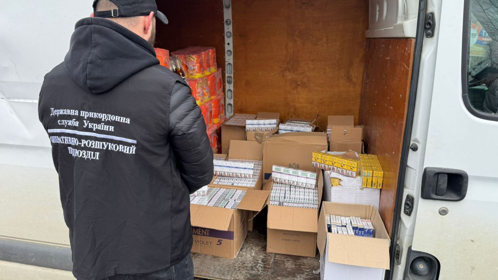 Прикордонники викрили канал перевезення контрафактного тютюну на Закарпатті (ФОТО)