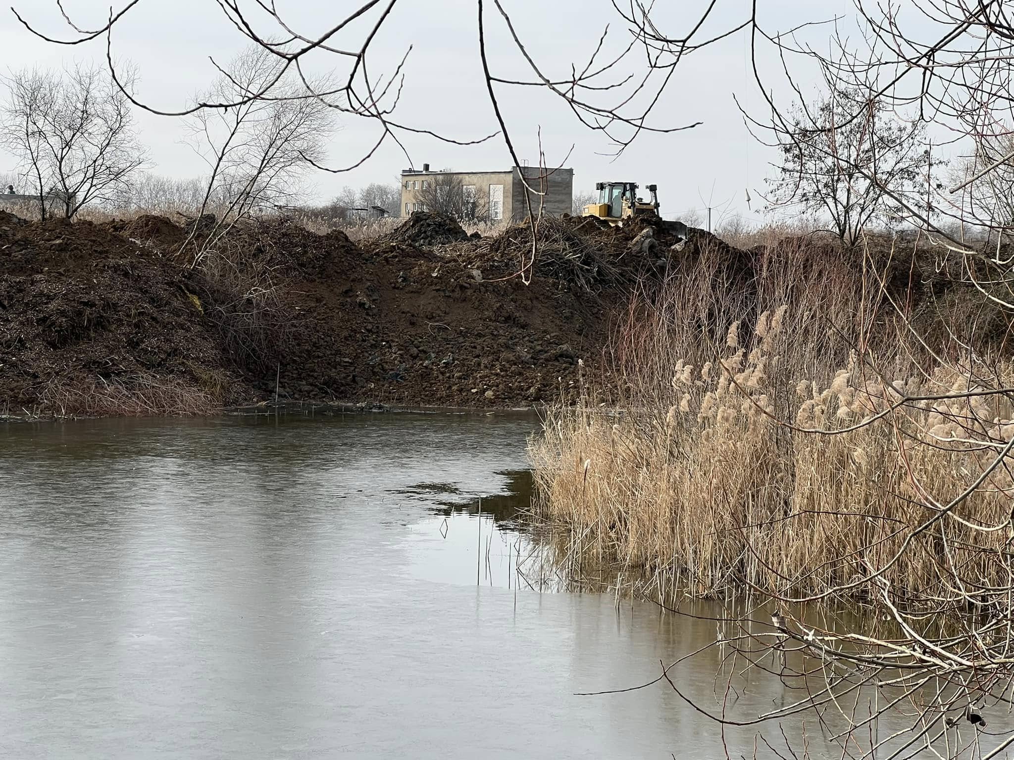 В Ужгороді незаконно засипають Чорні озера. Корумпована правоохоронна система бездіє (ФОТО)