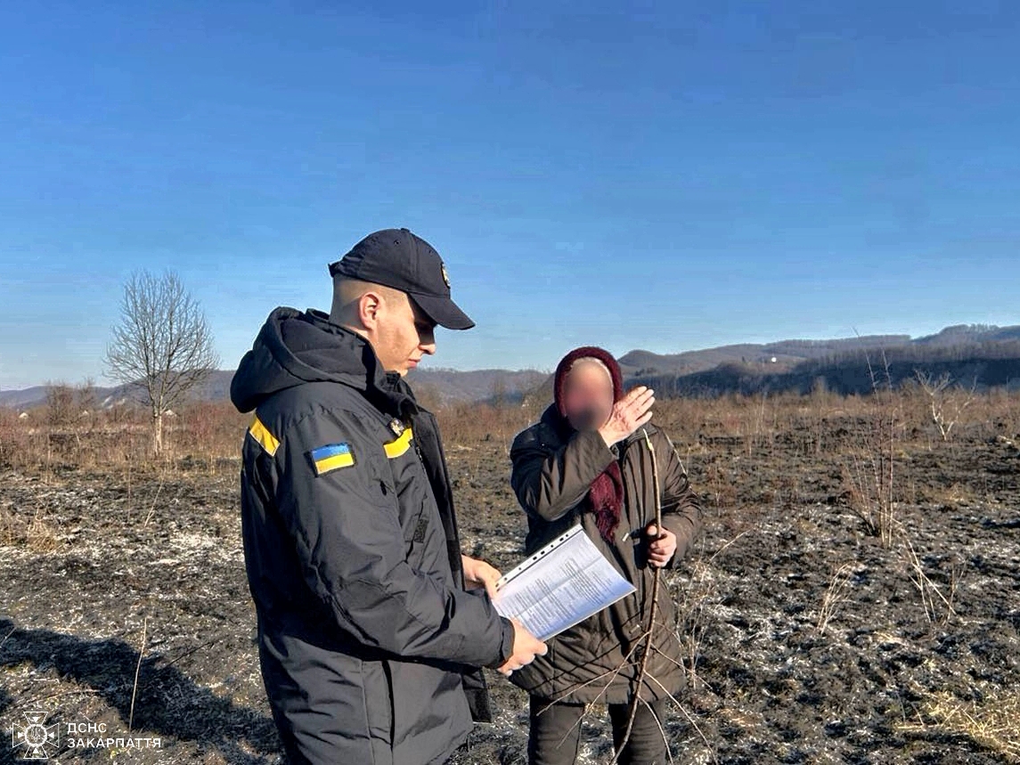 На Тячівщині 75-річну жінку оштрафують на кілька тисяч за спалювання сухостою (ФОТО)