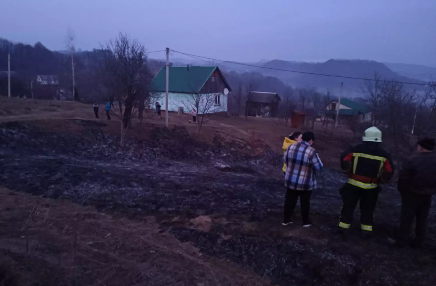 У Вільхівцях-Лазах на Тячівщині під час спалювання сухостою загинула 70-річна жінка (ФОТО)