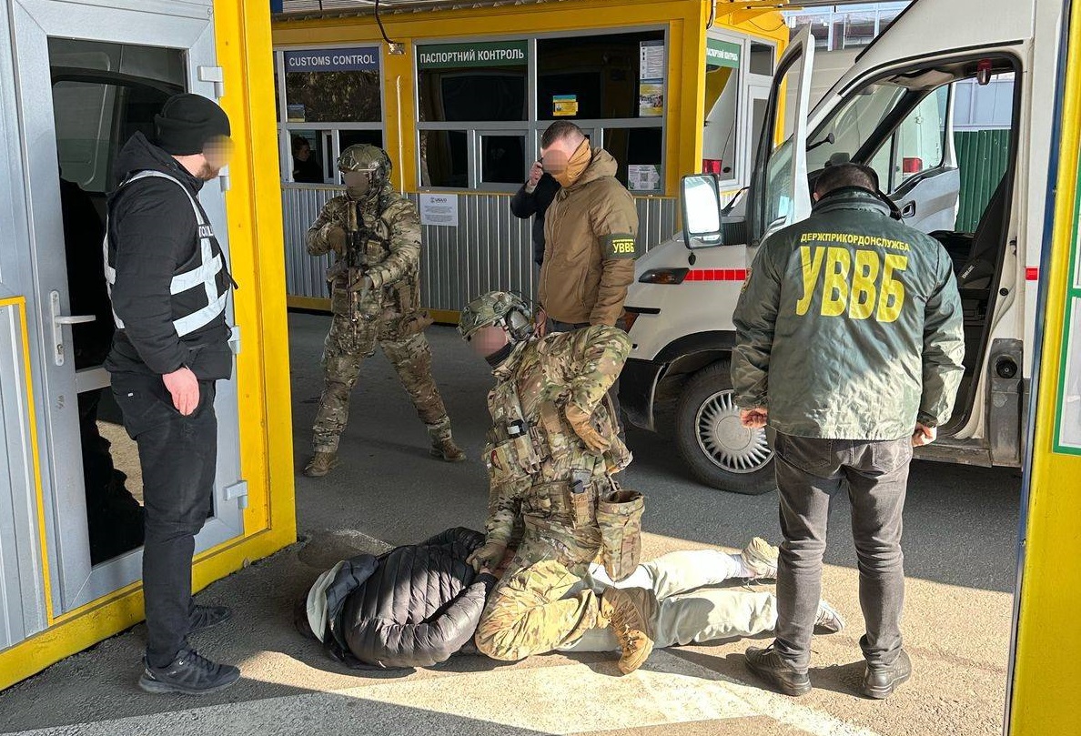 В Ужгороді на хабарі прикордоннику затримали організатора схеми переправки "ухилянтів" до Словаччини, а у Тернополі – співорганізатора і "клієнтів" (ФОТО)