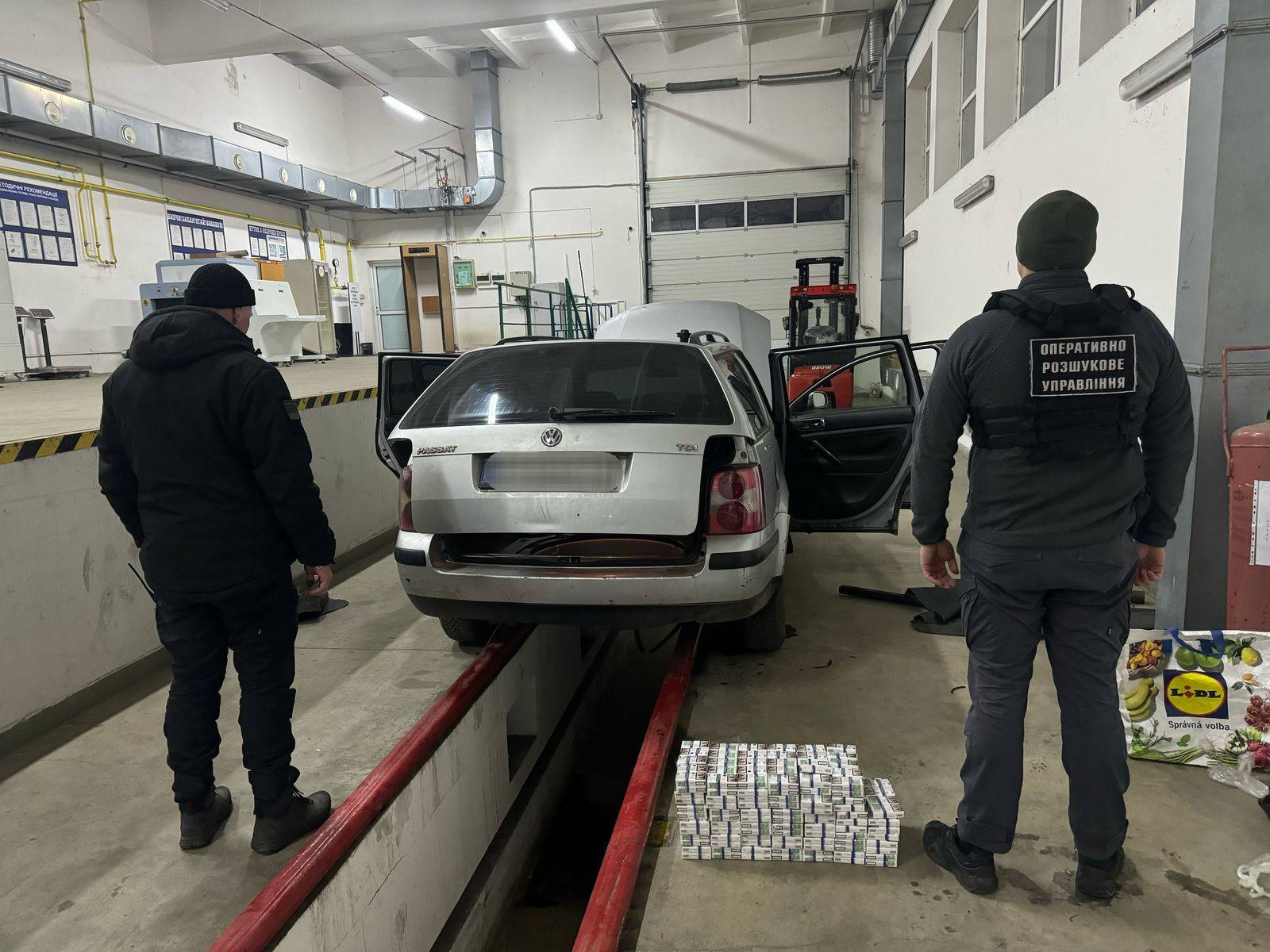 У 63-річної ужгородки, що прямувала до Словаччини, через контрабандні сигарети в паливному баку вилучили Volkswagen (ФОТО)