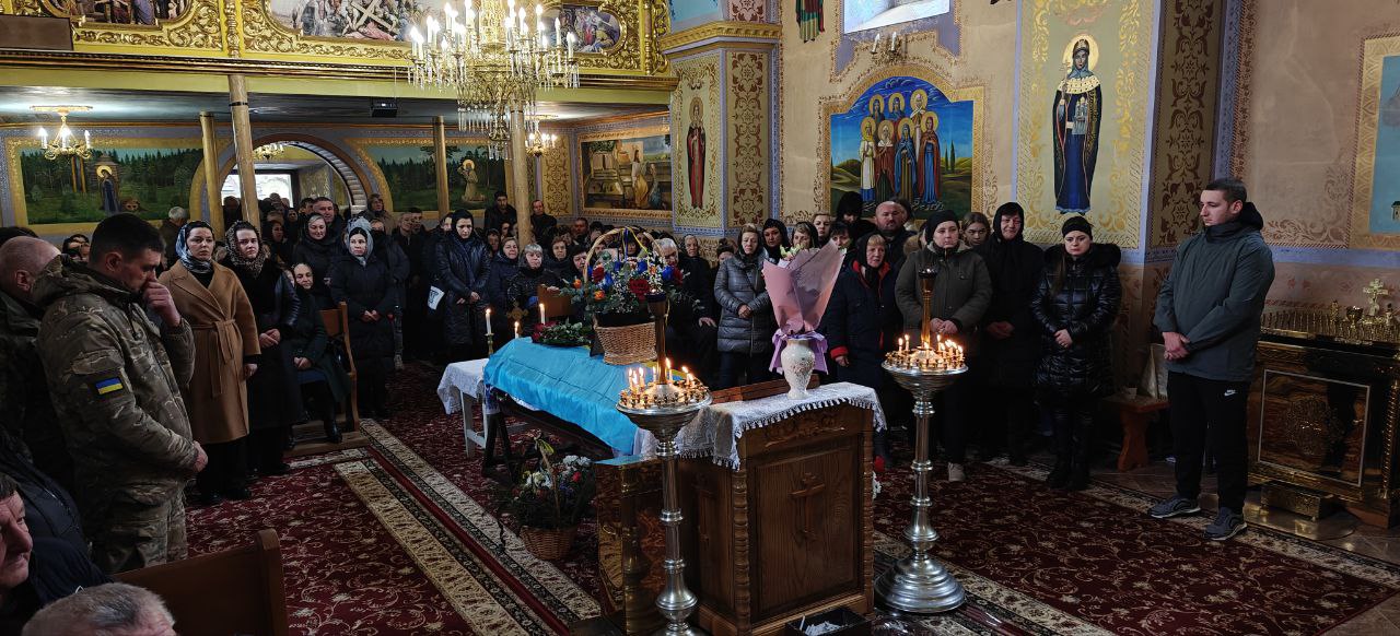 У Стройному на Свалявщині провели в останню дорогу Івана Щадея, що поліг ще у грудні 2023-го на Харківщині (ФОТО)