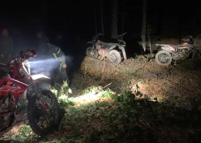 Рятувальники знайшли 5-х мотоциклістів з Мукачівщини, що заблукали в районі полонини Руна (ФОТО)