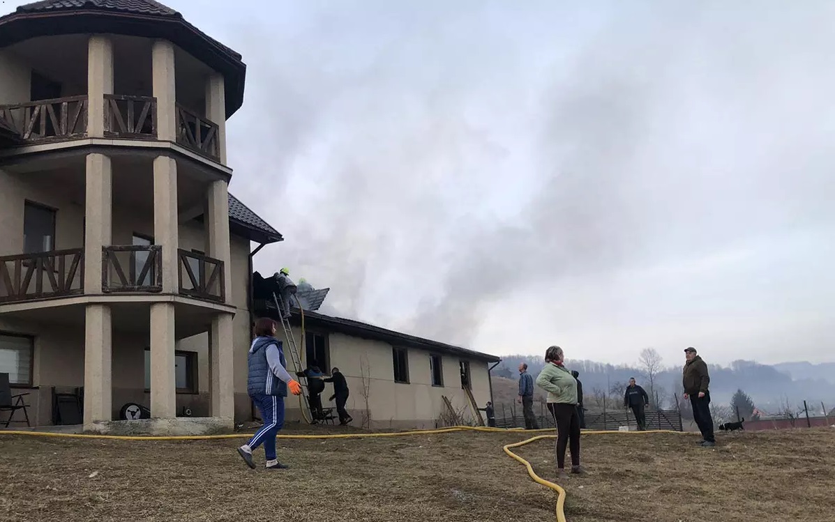 У Вільхівцях-Лазах на Тячівщині до приїзду пожежних на пожежі прибудови люди рятували від загоряння будинок (ФОТО)