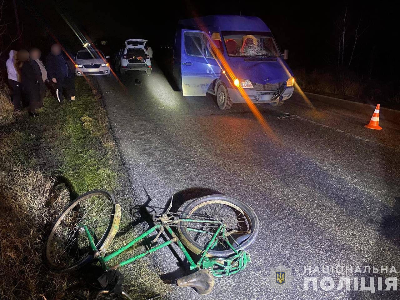 Біля Ратівців на Ужгородщині мікроавтобус смертельно травмував велосипедиста, що стояв на дорозі (ФОТО)