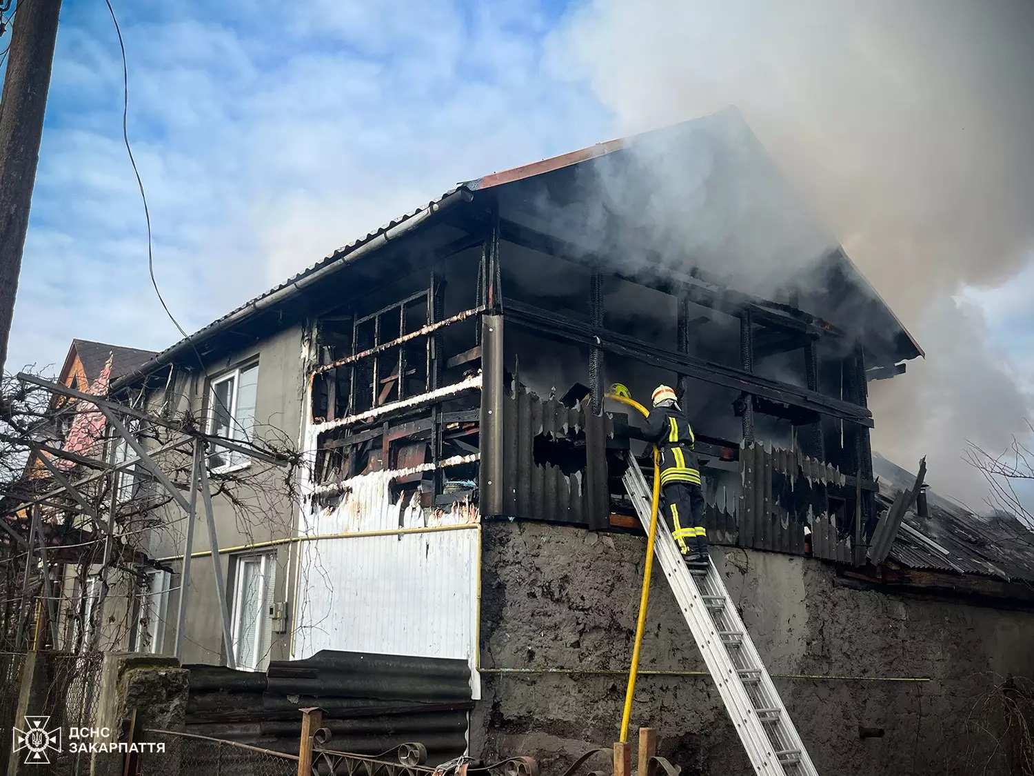 У Буштині через пожежу в кімнаті на 2-му поверсі вигорів дах будинку і зайнялася літня кухні (ФОТО)