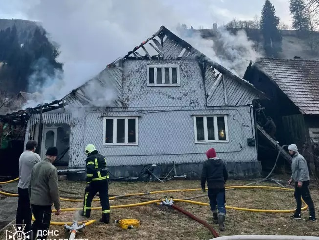 Пожежа у Богдані на Рахівщині знищила будинок і пошкодила сусідський (ФОТО)