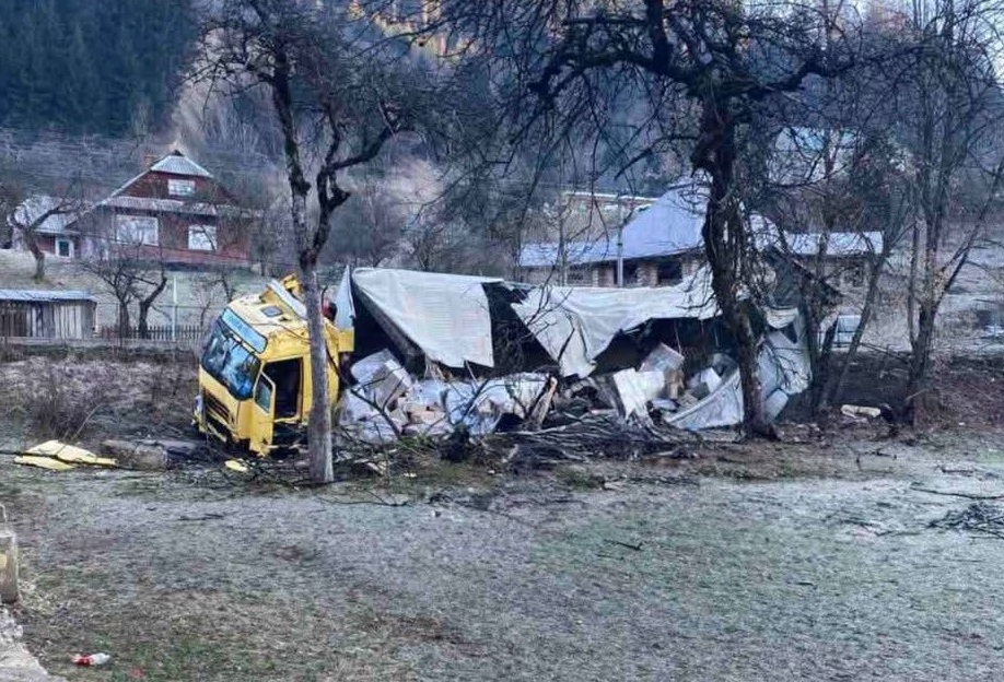 ФОТОФАКТ. У Верхньому Бистрому на Хустщині вантажівка влетіла у шкільний двір