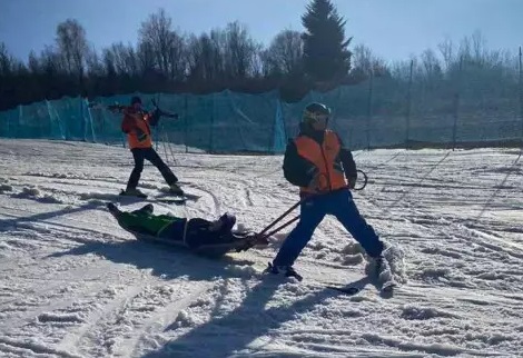 На курорті "Красія" рятувальники допомогли травмованому лижнику (ФОТО, ВІДЕО)